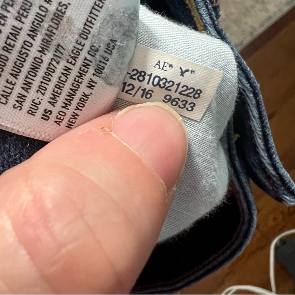 AEO Mid Rise Distressed 360 Super Stretch Skinny Jeans, Dark Wash Denim, Size 6 - Picture 8 of 8